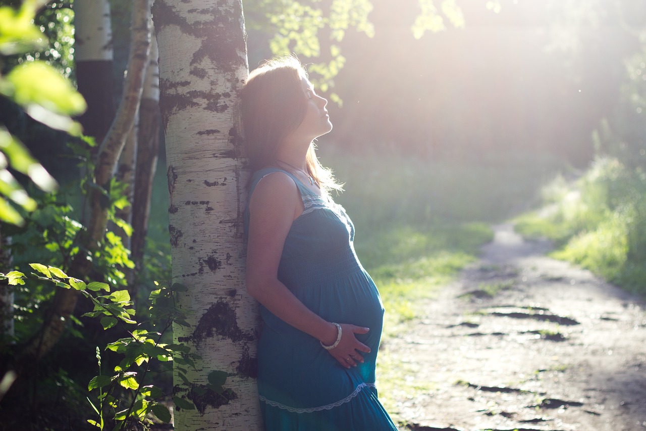 妊娠4か月、妊婦、妊娠中のママさんのイメージ画像