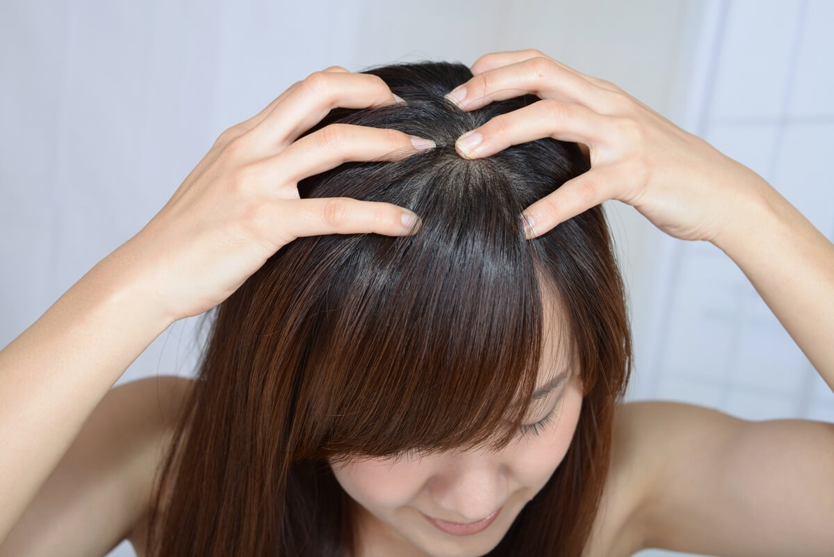頭皮の乾燥・臭いが気になる女性